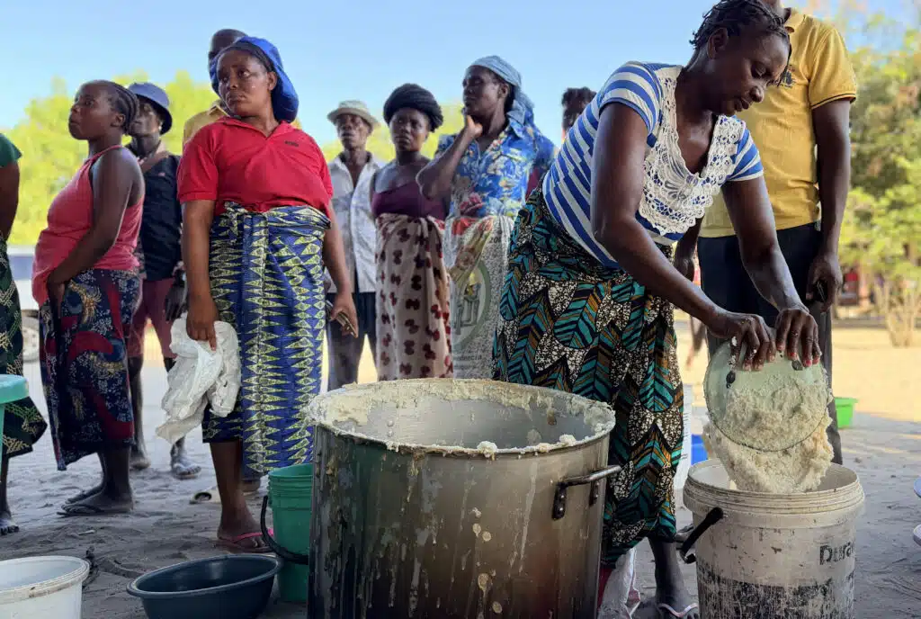 Mujeres preparan ollas comunales de gachas en un campo de desplazados internos por las inundaciones en Gaza, Mozambique © Plan International