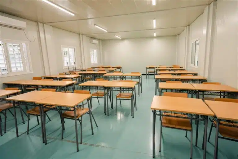 Interior de una de las aulas prefabricadas del IES Berenguer Dalmau de Catarroja año y medio después de la DANA © Plan International.